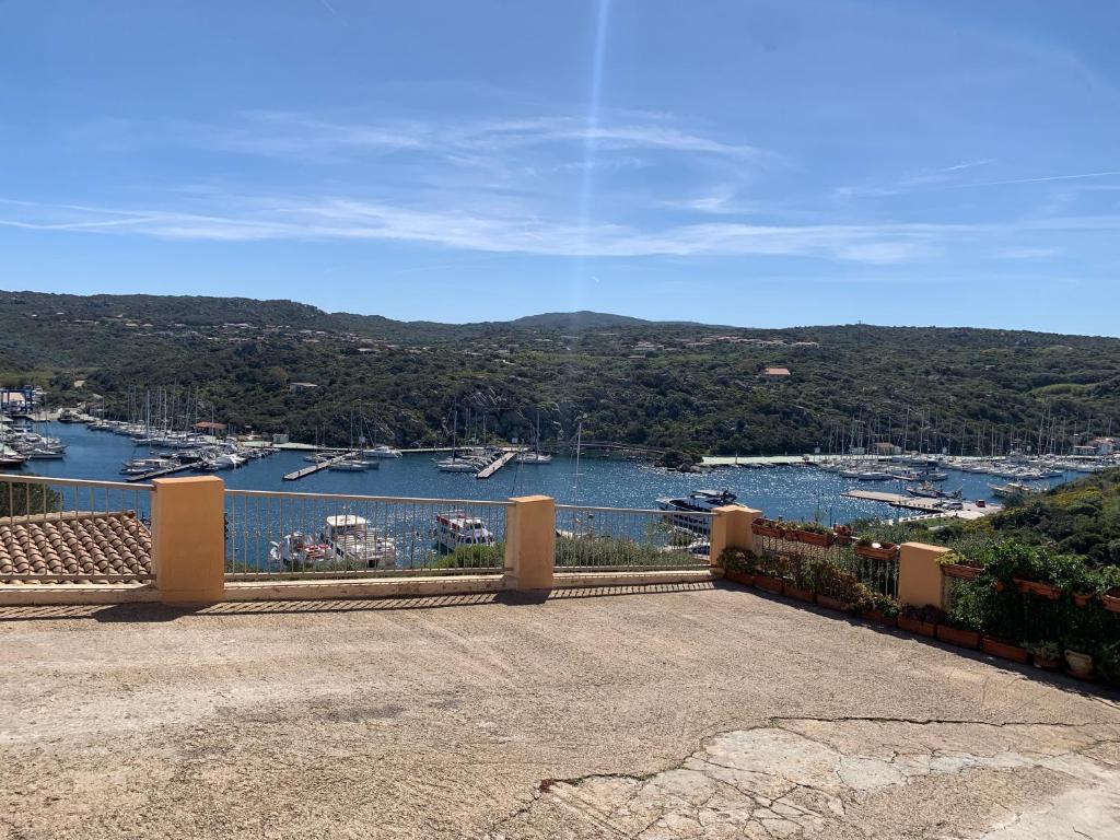 widok na port z łodziami w wodzie w obiekcie Perla marina House w mieście Santa Teresa Gallura