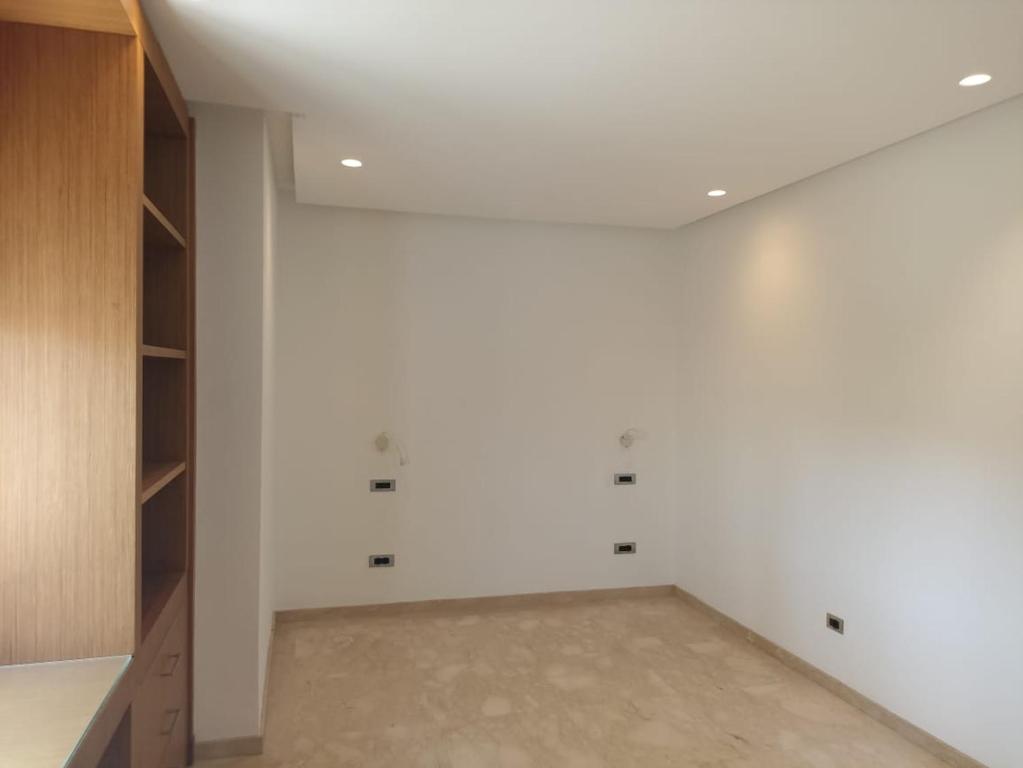 um quarto vazio com paredes e prateleiras brancas em La Fondation em El Harhoura