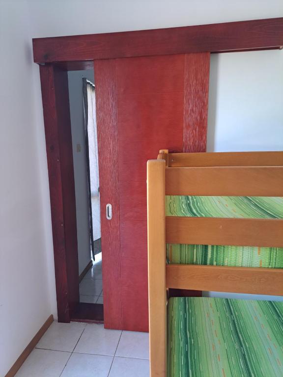 Zimmer mit Holztür und Spiegel in der Unterkunft Apartmani Family in Dobra Voda