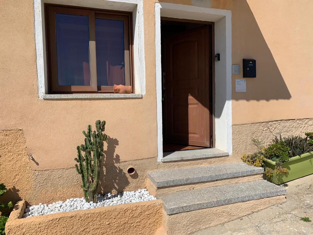ein Haus mit einem Kaktus neben einer Tür in der Unterkunft Perla marina House in Santa Teresa Gallura