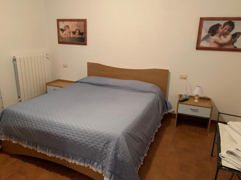 sypialnia z łóżkiem i stołem z lampką w obiekcie Perla marina House w mieście Santa Teresa Gallura