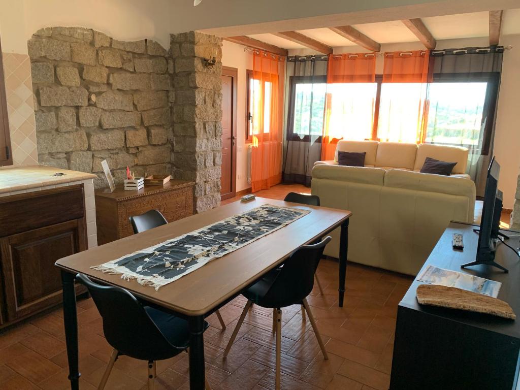 kuchnia ze stołem i krzesłami w pokoju w obiekcie Perla marina House w mieście Santa Teresa Gallura