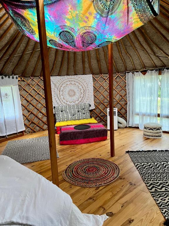 Postel nebo postele na pokoji v ubytování Spa Les Jardins De Chiron Lodges et Tiny House dans le sud