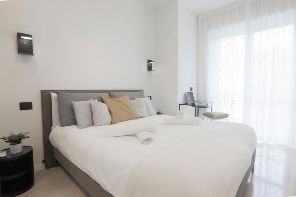 Un pat sau paturi într-o cameră la [New Modern Flat] 10 minutes walk from Central Station