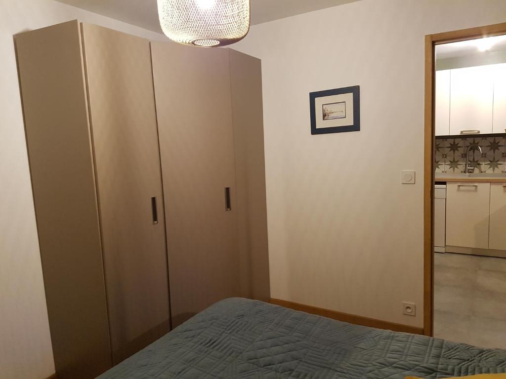 Łóżko lub łóżka w pokoju w obiekcie Séjour confort au port de Dinan