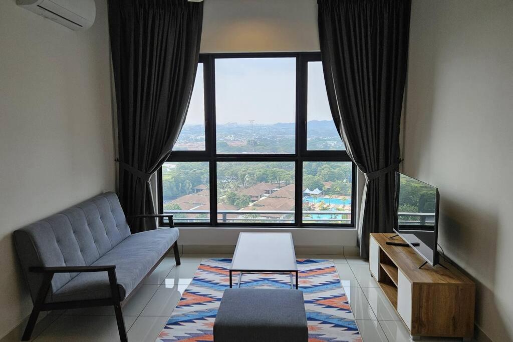 - un salon avec un canapé et une grande fenêtre dans l'établissement Newly Furnished Home! TrivesHome Remia Residensi GM Port Klang, à Klang