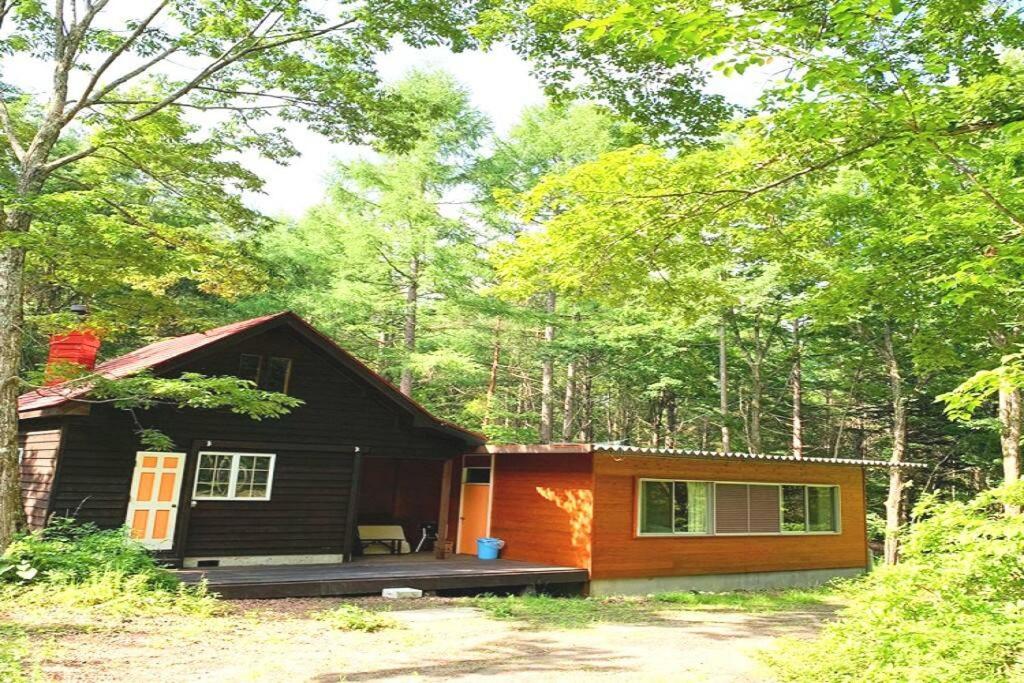 eine kleine Hütte mitten im Wald in der Unterkunft Kitakaruizawa Morino Bessou NO4 in Tsumagoi