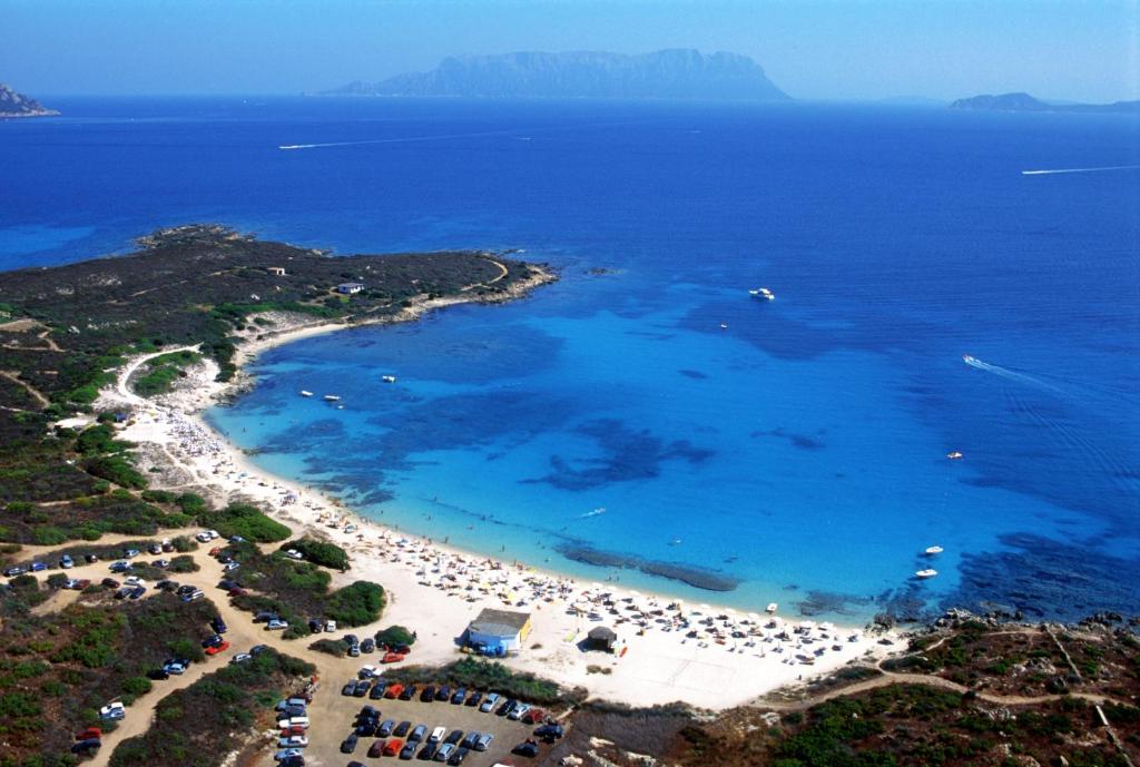 uma vista aérea de uma praia e do oceano em Residence Spiaggia Bianca em Golfo Aranci