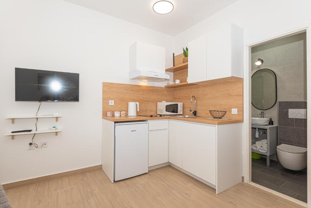 Кухня или мини-кухня в Apartments Lovrić
