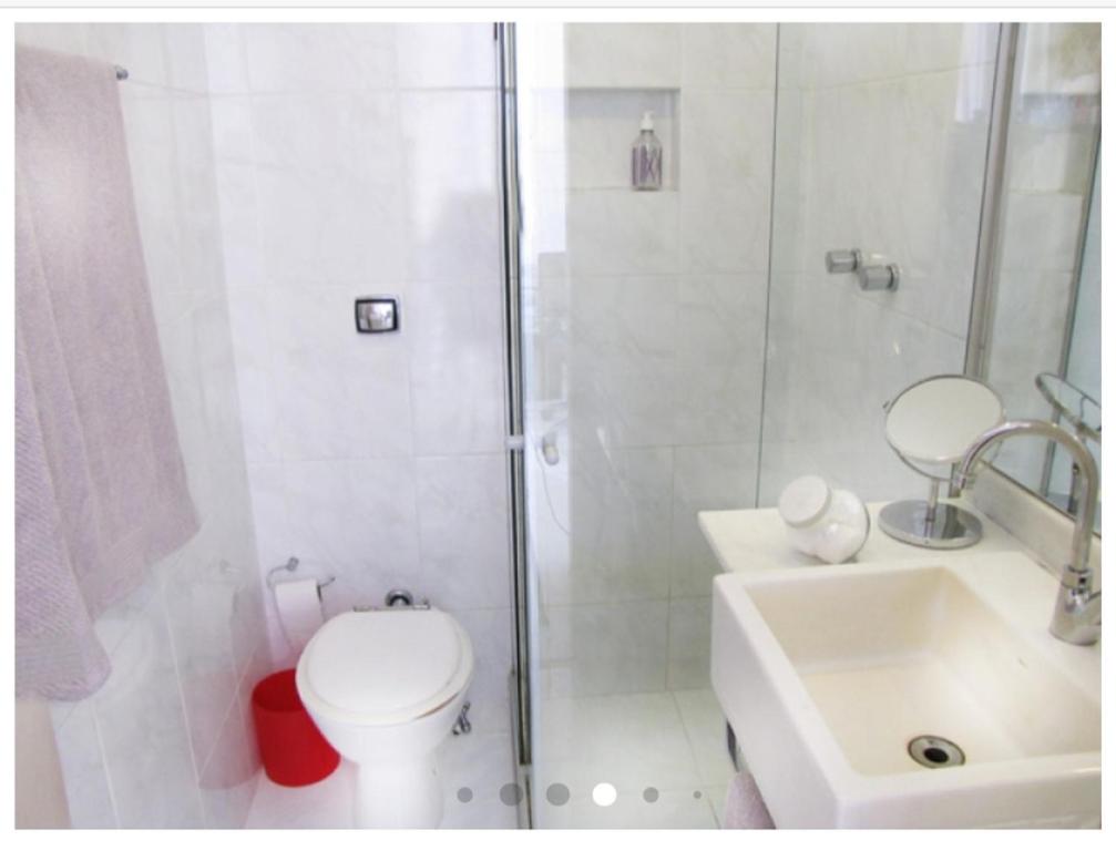 uma casa de banho com um chuveiro, um WC e um lavatório. em Quarto super especial no Rio no Rio de Janeiro