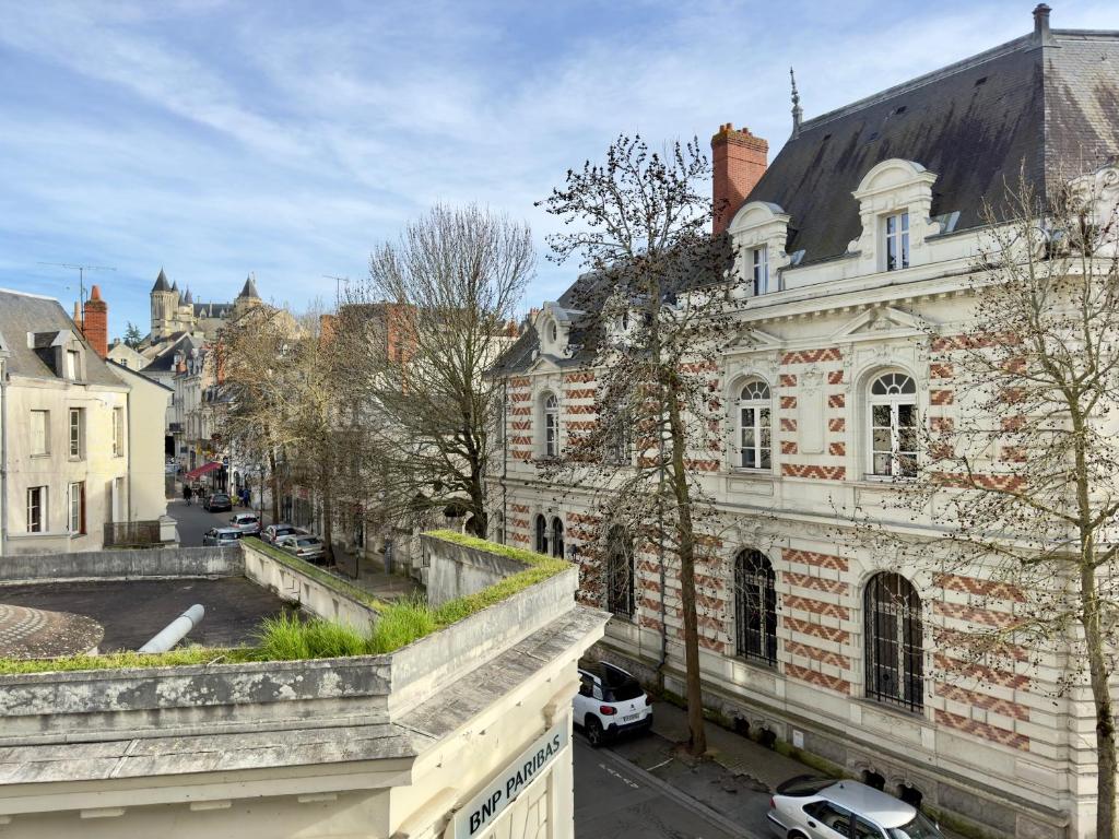 a view of a city street with buildings and cars at Appartement Le Voltaire centre ville climatisé in Saumur