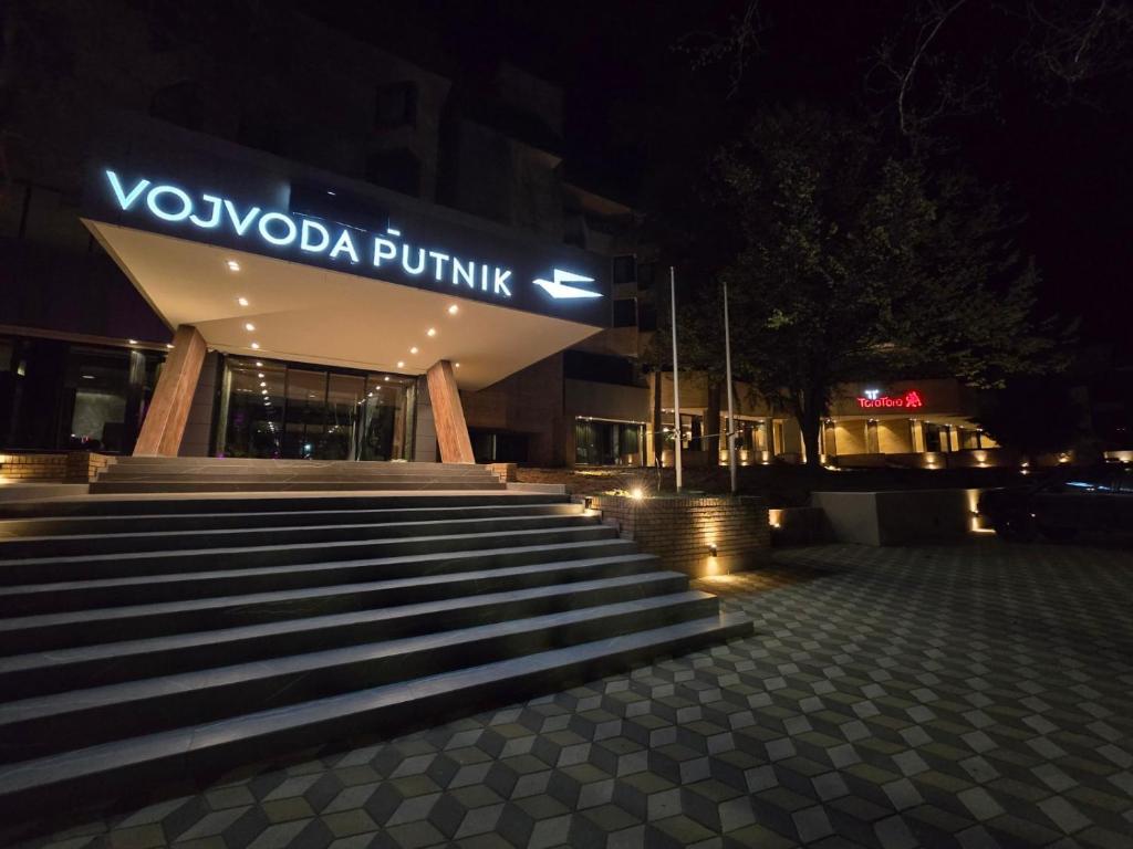 ein Gebäude mit einer Treppe in der Nacht davor in der Unterkunft Vojvoda Putnik in Vranje