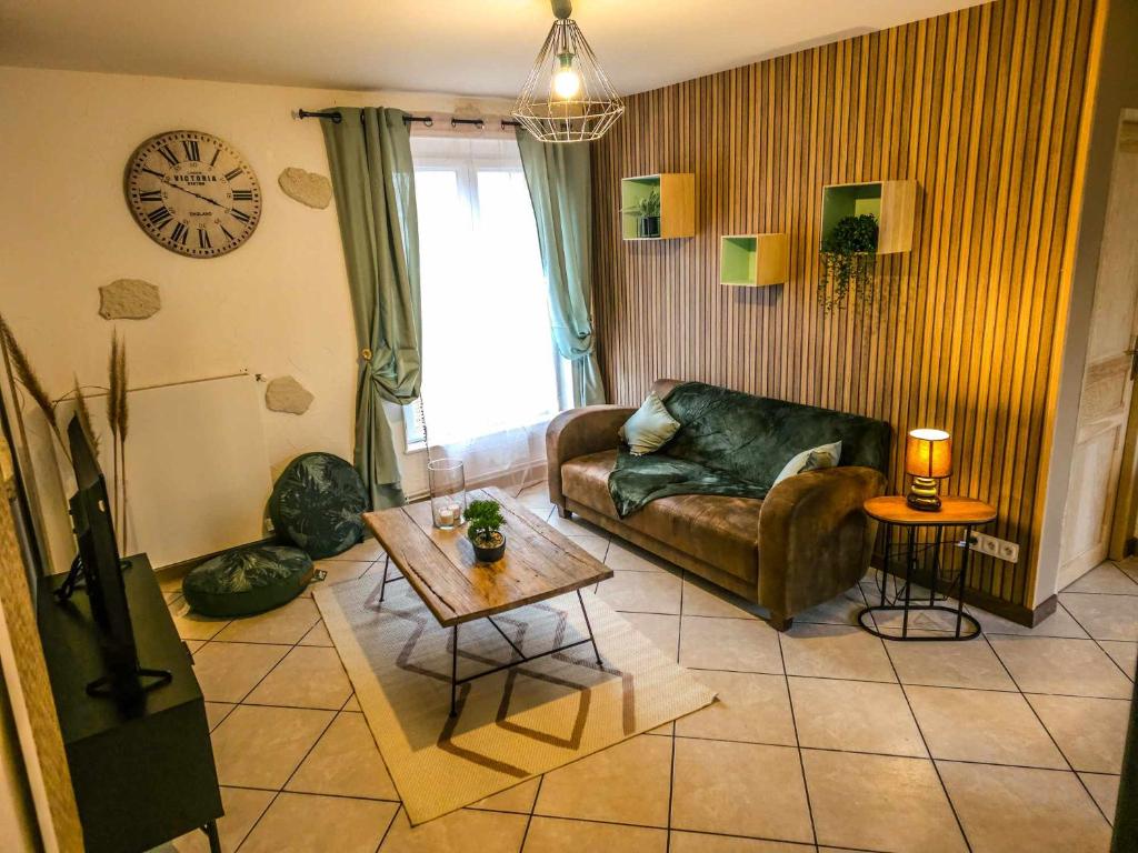 - un salon avec un canapé et une table dans l'établissement maison de ville avec jardin privatif, à Nevers