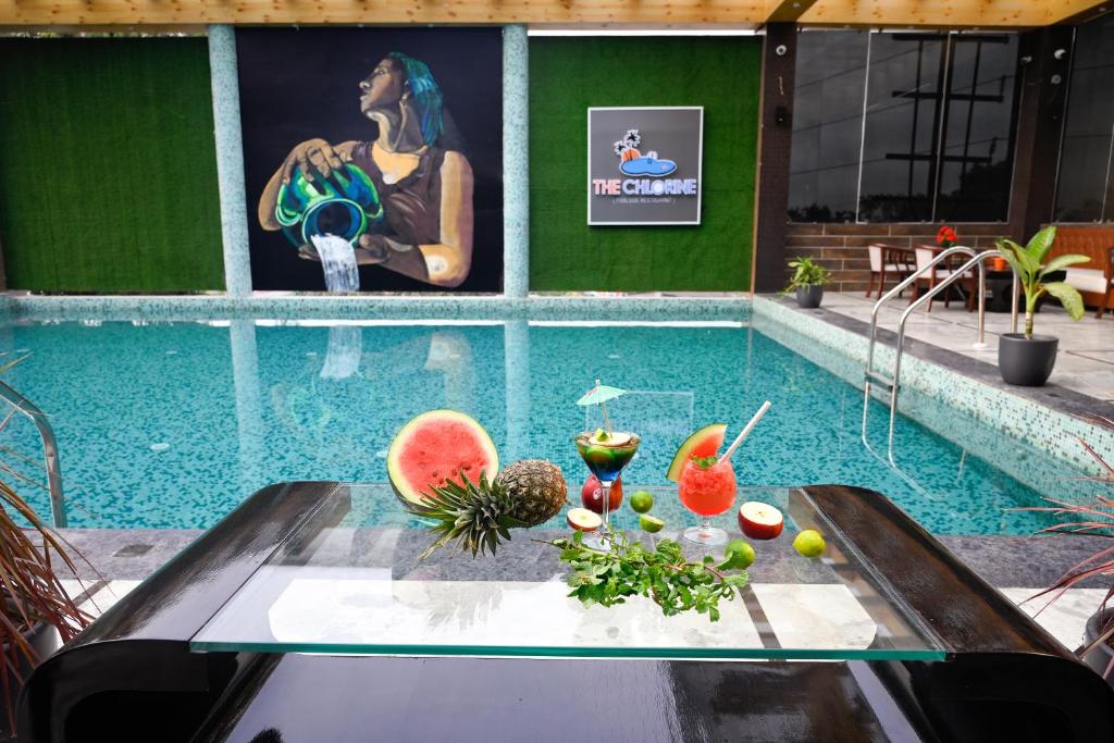 uma piscina com uma mesa com fruta em The Autograph Inn em Siliguri