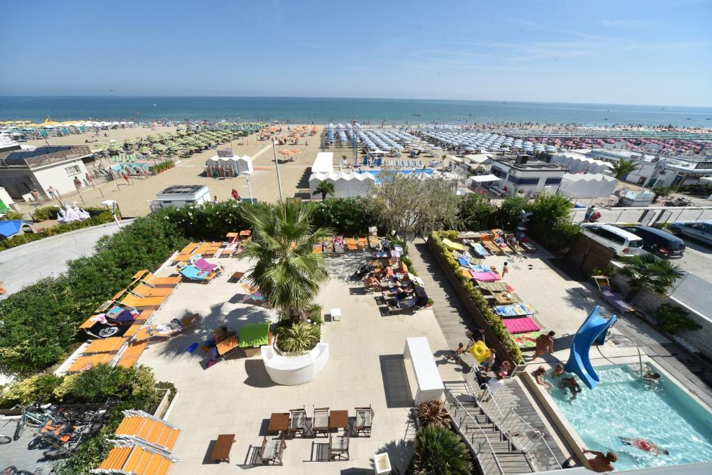 z góry widok na ośrodek z basenem i plażą w obiekcie Hotel Fedora Riccione w mieście Riccione