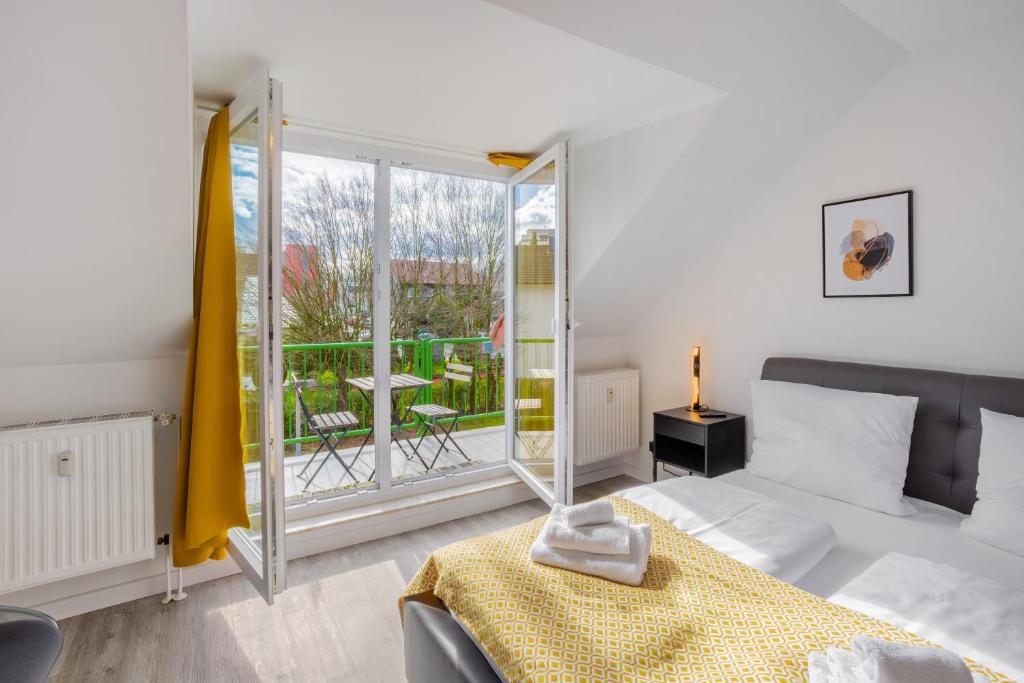 een slaapkamer met een bed en een balkon bij MINT Design-Studio mit Balkon in Dortmund