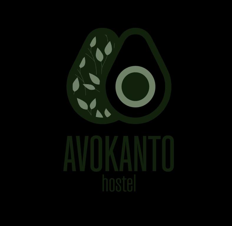 Palta Hostel في مونتيفيديو: شعار الأفوكادو أخضر على خلفية سوداء