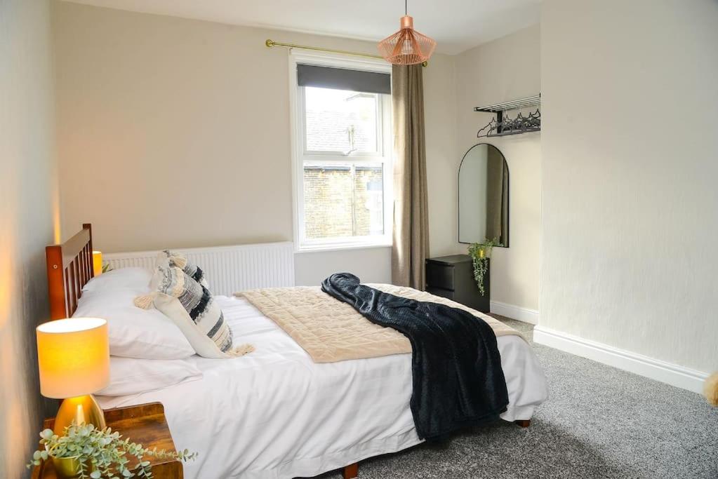 1 dormitorio con 1 cama grande y ventana en Delightful 2 bed town centre house, sleeps 4, en Barnsley