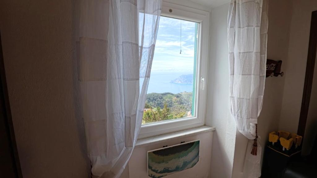Appartamento Luca e Giulia في San Bernardino: نافذة في الحمام مطلة على المحيط