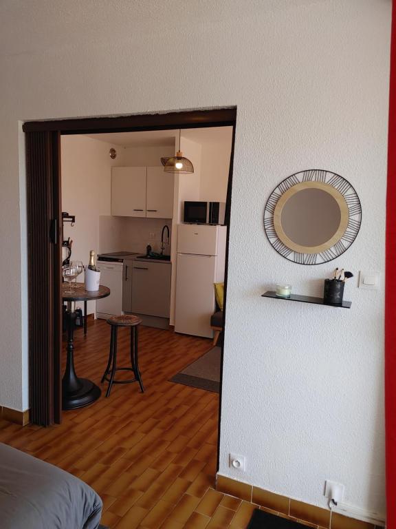 Kuchnia lub aneks kuchenny w obiekcie Appartement double avec chambre séparée - Village naturiste Héliopolis Cap d'Agde