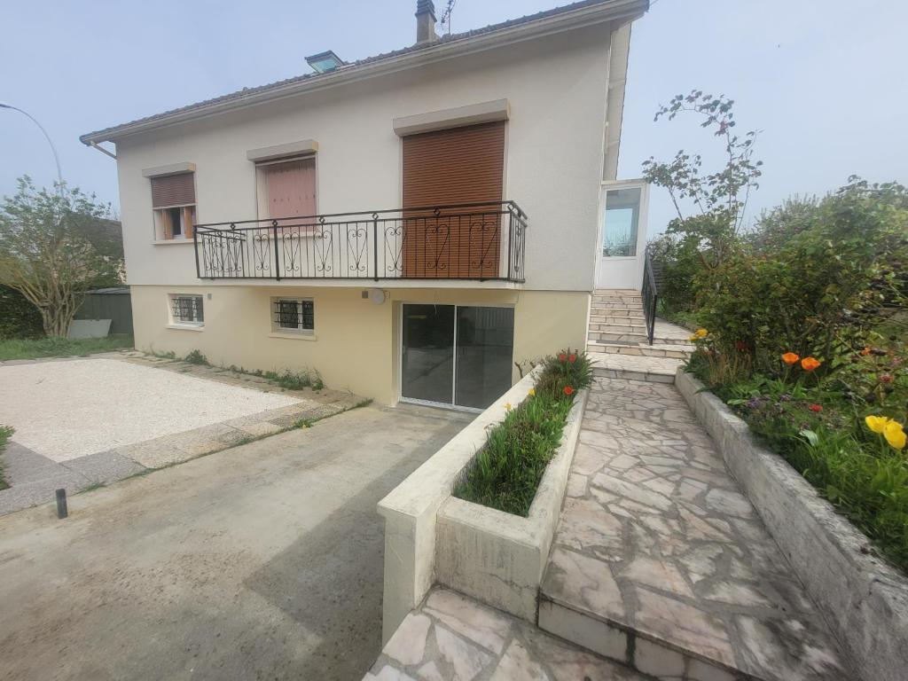 a house with a balcony on top of it at Appartements à Meaux - Proche de Disney in Meaux