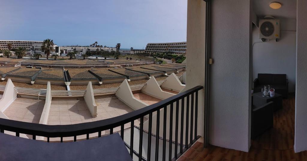 Balkon lub taras w obiekcie Appartement double avec chambre séparée - Village naturiste Héliopolis Cap d'Agde