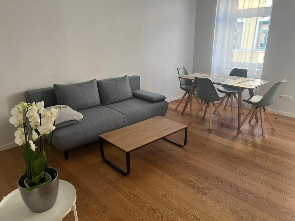 ein Wohnzimmer mit einem Sofa und einem Tisch in der Unterkunft Apartment NUMBER 5 in Wien