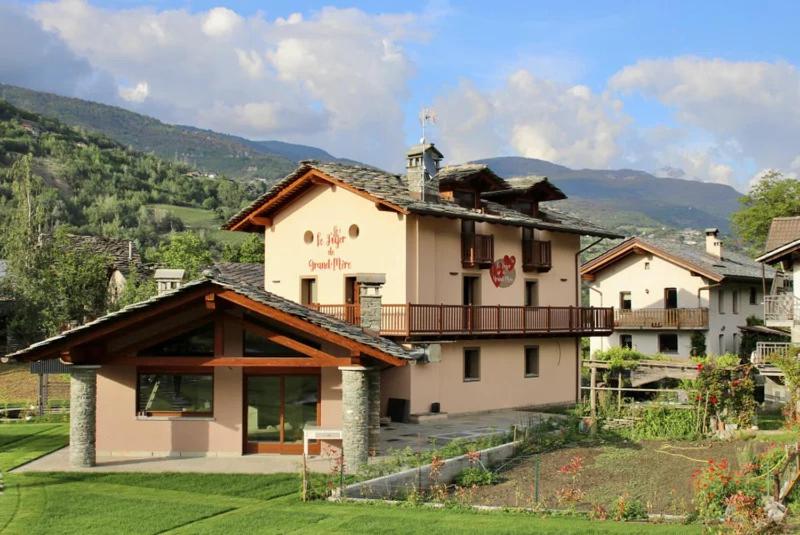 Casa blanca grande con balcón en la parte superior en Le Foyer de Grand-mère en Fenis