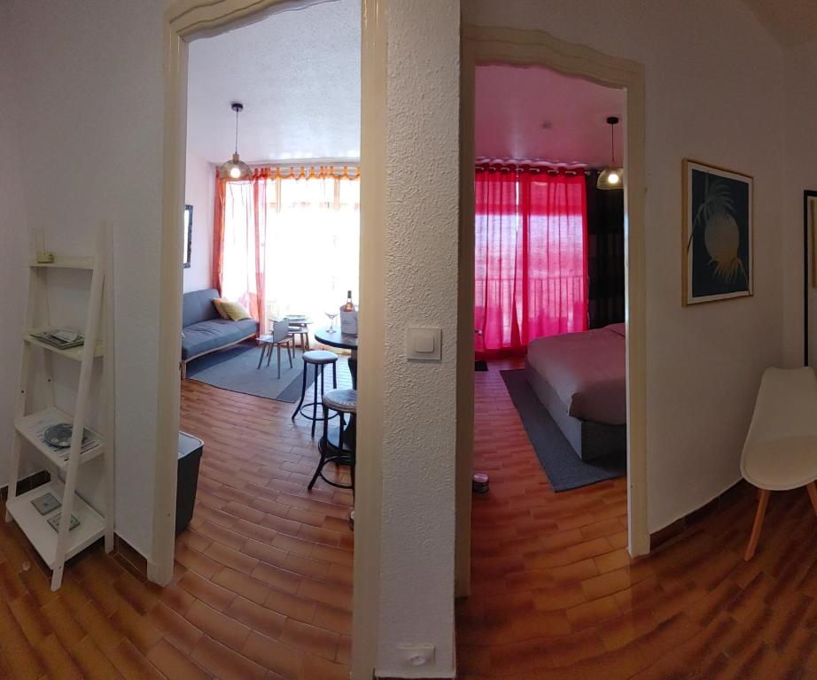 salon z łóżkiem i jadalnią w obiekcie Appartement double avec chambre séparée - Village naturiste Héliopolis Cap d'Agde w Cap d'Agde