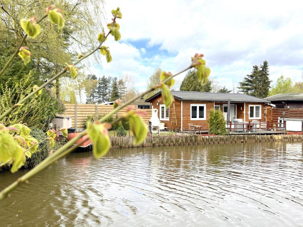 una casa en el río con un barco dentro en Fonnies Chalet, en Geel