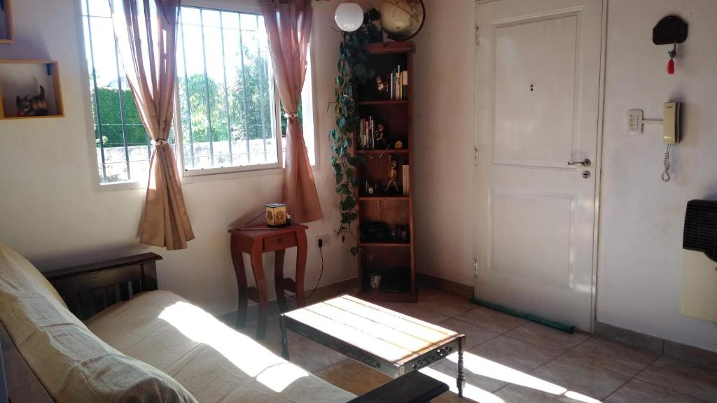 ein Wohnzimmer mit einem Sofa und einem Fenster in der Unterkunft Departamento tranquilo y luminoso in La Plata