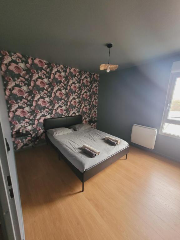 a bedroom with a bed with a floral wall at Bel appartement contemporain proche des commodités in Toulouse