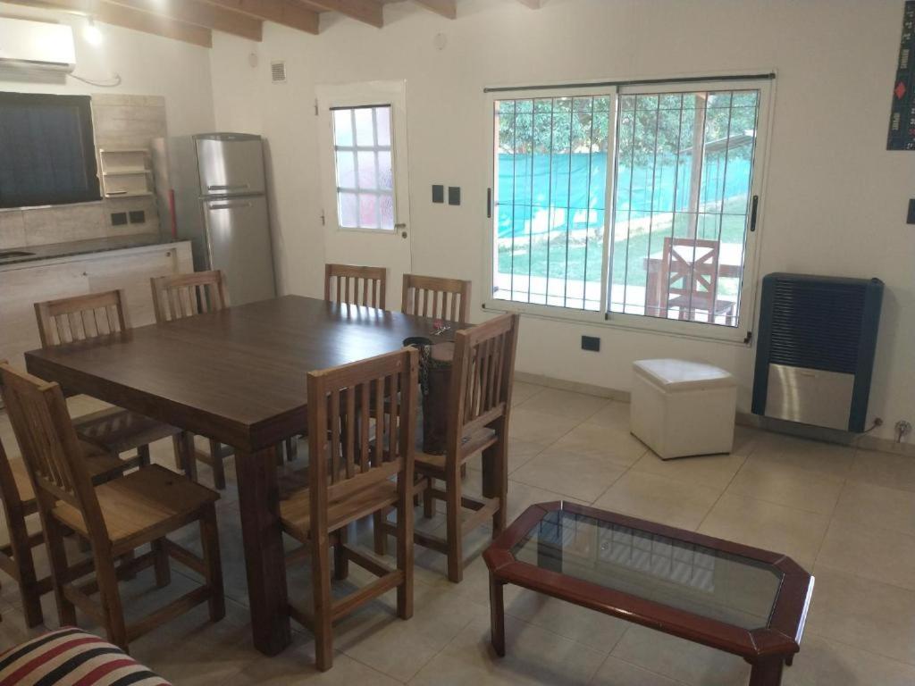 uma cozinha com uma mesa e cadeiras e um frigorífico em La quinta de Lucas em Santa Rosa