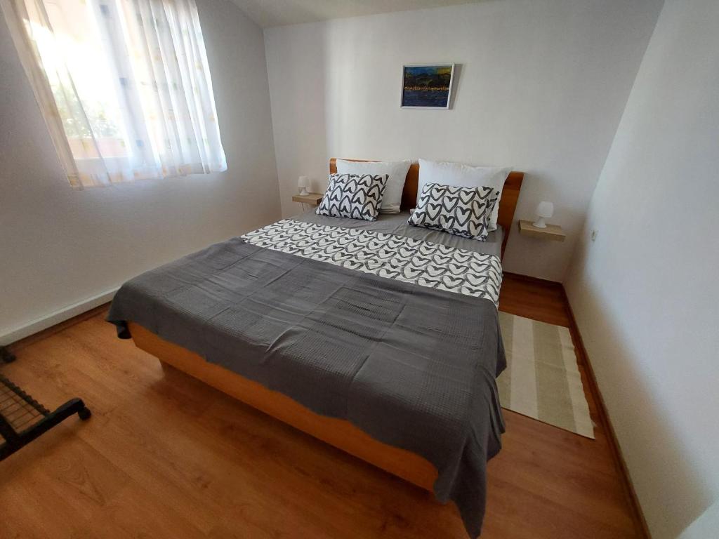um quarto com uma cama grande num quarto em Apartman Mia Vir em Vir