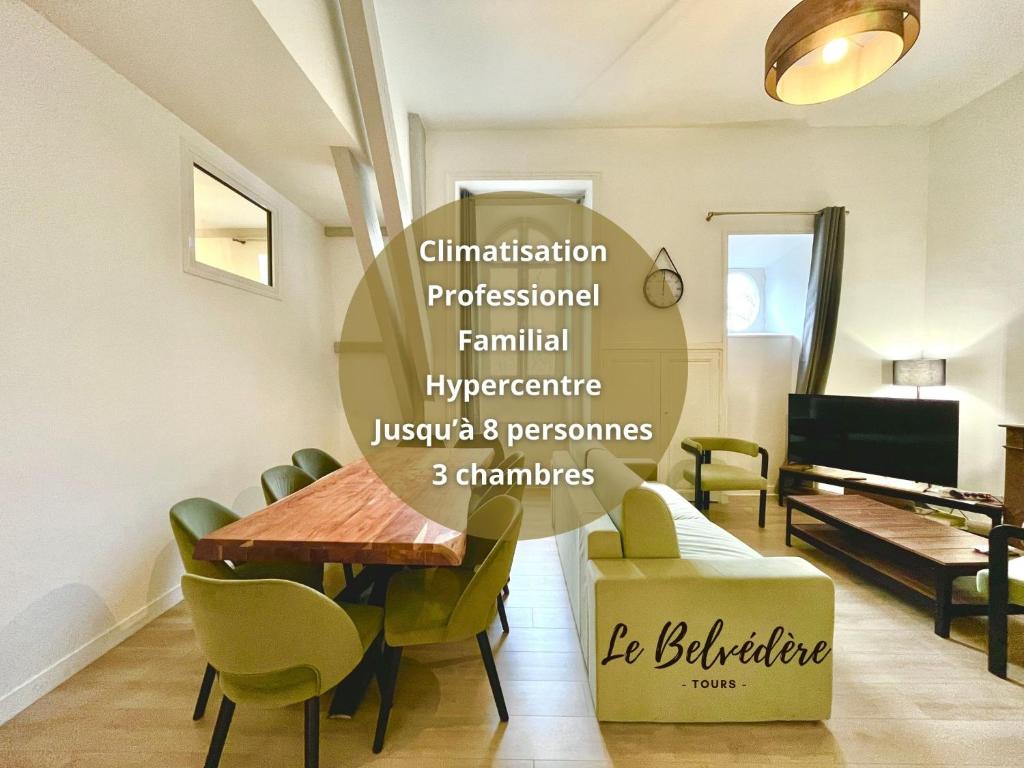 une salle à manger avec une table et des chaises dans l'établissement Hypercentre, spacieux, familial, le Belvédère, à Tours