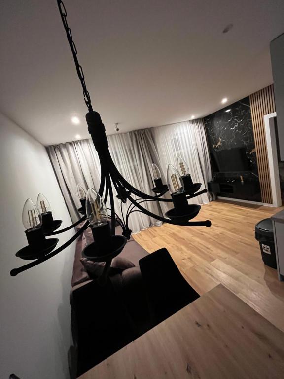 una sala de estar con una lámpara de araña colgando del techo en ANETT, en Sulęcin