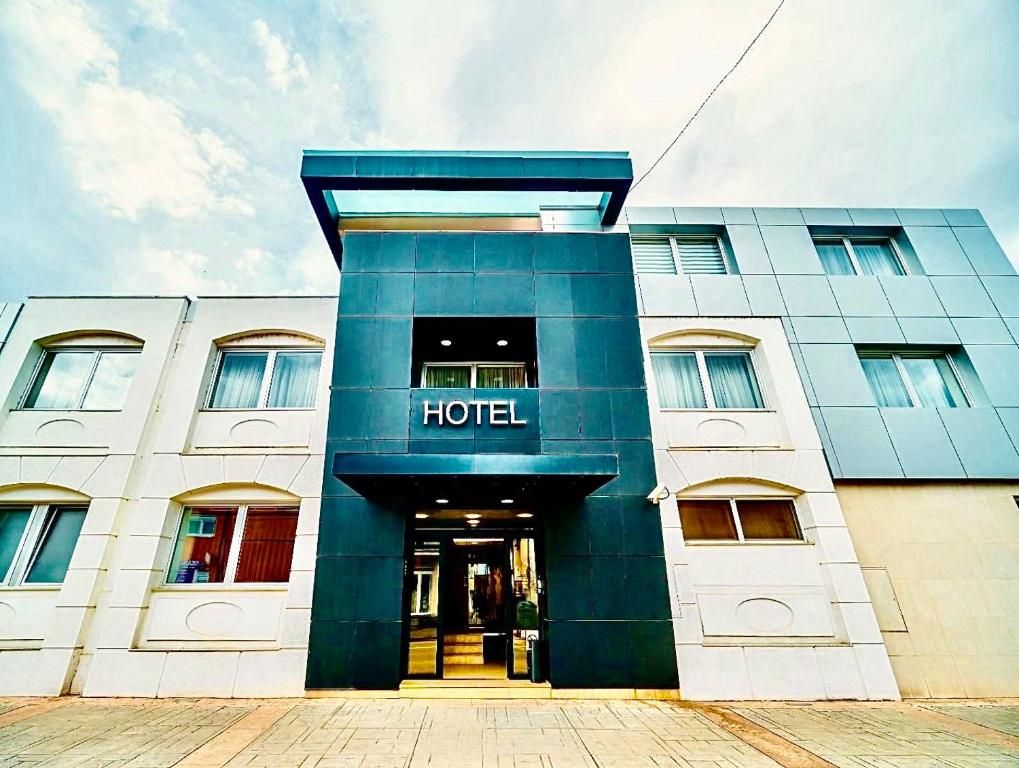 budynek z znakiem hotelowym z przodu w obiekcie Hotel Sun Loznica w mieście Loznica