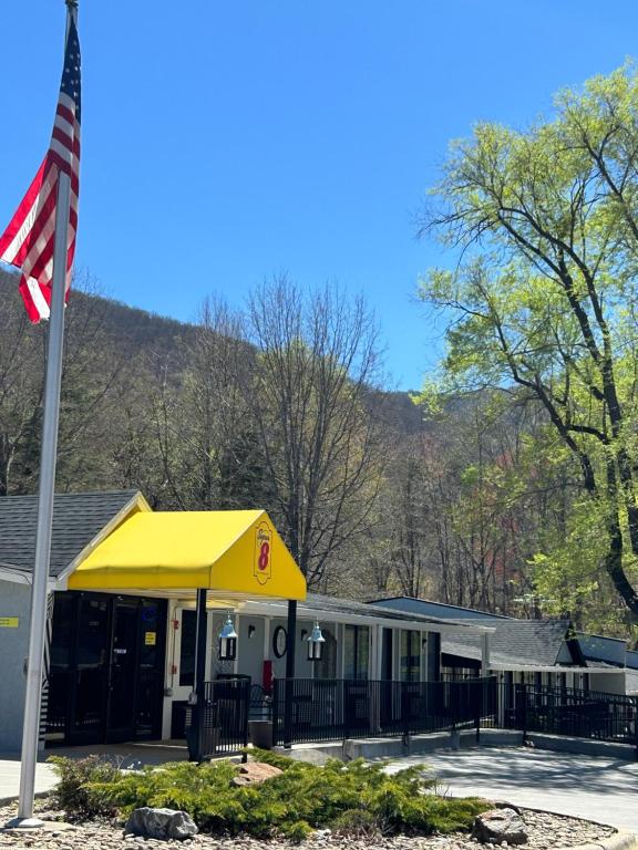 un bâtiment doté d'un drapeau devant lui dans l'établissement Super 8 by Wyndham Asheville/Biltmore, à Asheville