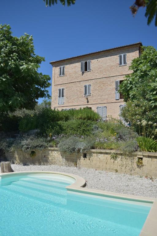 una gran piscina frente a un edificio en Casa Ciao Bella - Apartment Sunshine with shared pool en Carassai