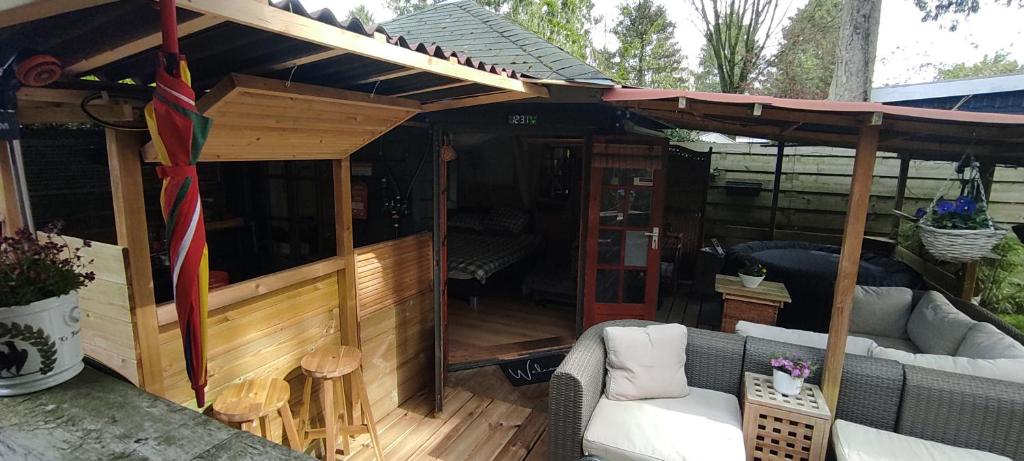 Zahrada ubytování "Tempat Senang" chalet on the beautiful Veluwe with airco sauna bbq jacuzzi beamer and dog