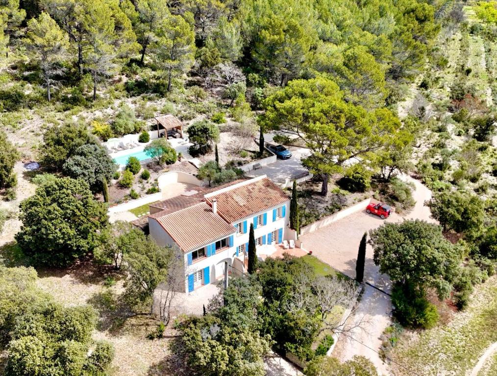 an aerial view of a house with a yard at Mas d'Olea in Lauris