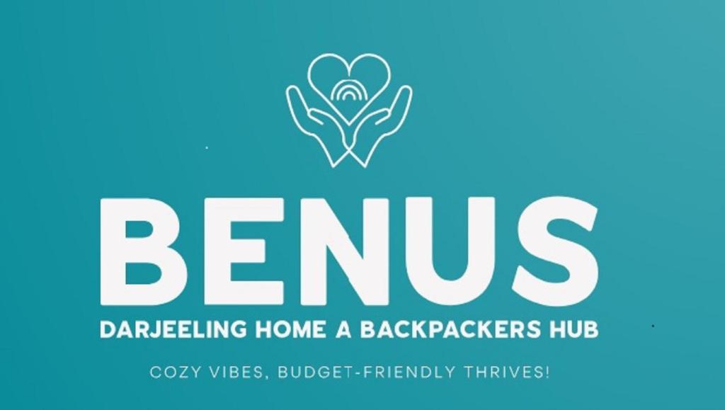 een bord met voordelen als je naar huis danst als rugzakspeler bij Benus Darjeeling Home A Backpacker Hub in Darjeeling
