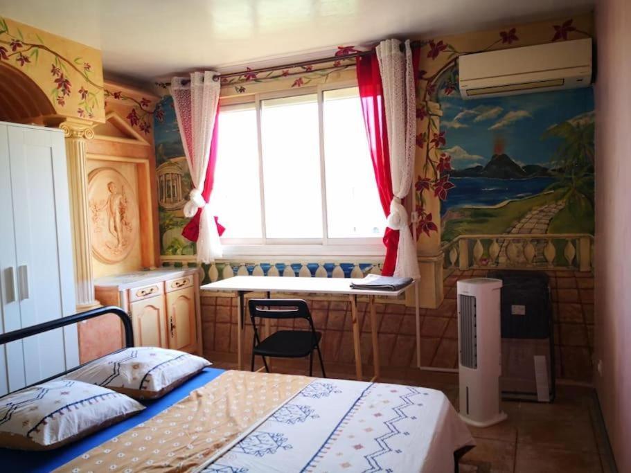 1 dormitorio con cama, ventana y escritorio en Air-conditioning room in an apartment of 4 rooms en Toulon
