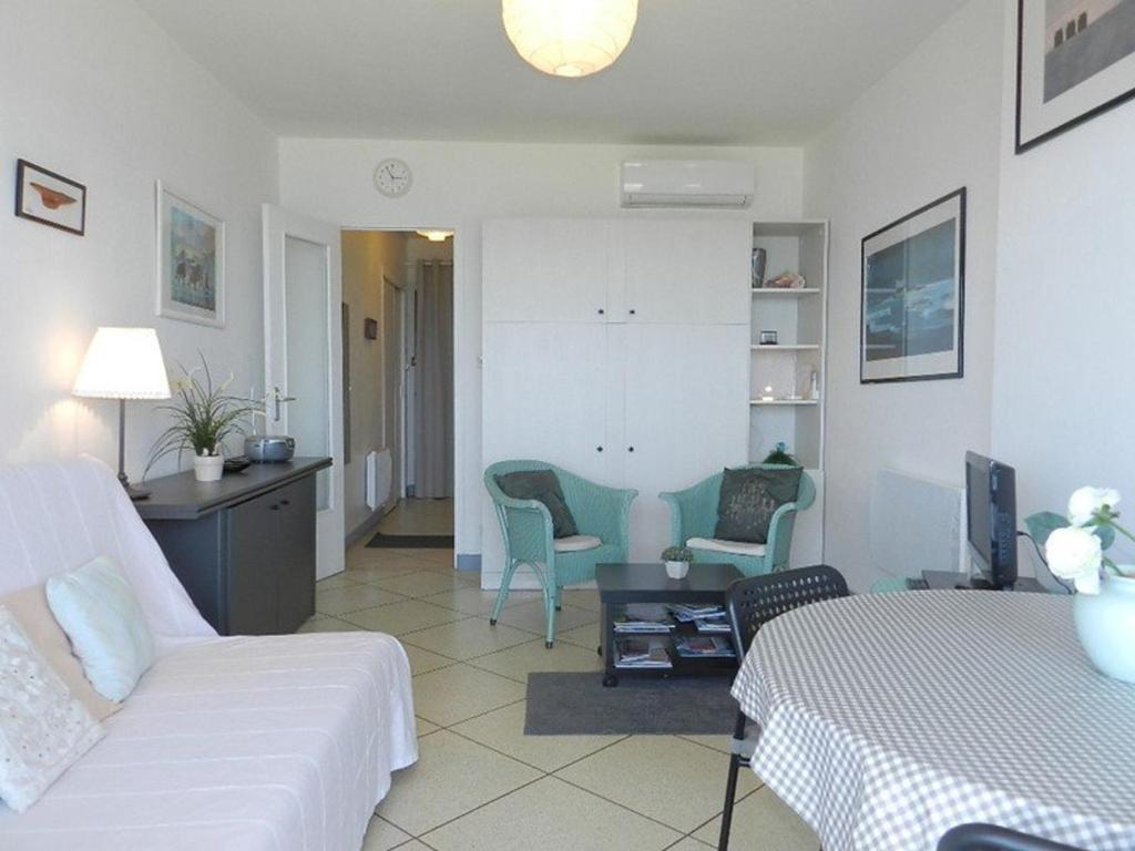 un salon avec un canapé et deux chaises dans l'établissement Studio avec terrasse et parking au Lavandou, accès direct plage - FR-1-251-804, au Lavandou