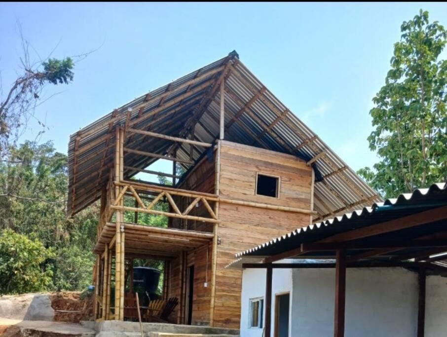 Oso Hostel Cabaña Santa Marta في سانتا مارتا: منزل قيد الإنشاء مع سقف