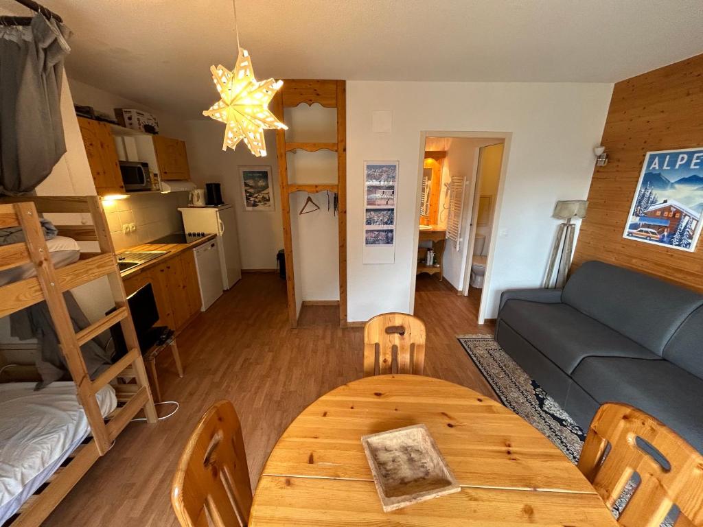 Kuchyň nebo kuchyňský kout v ubytování Studio Orelle 3 Vallées - Spa & Piscine - Apt 005
