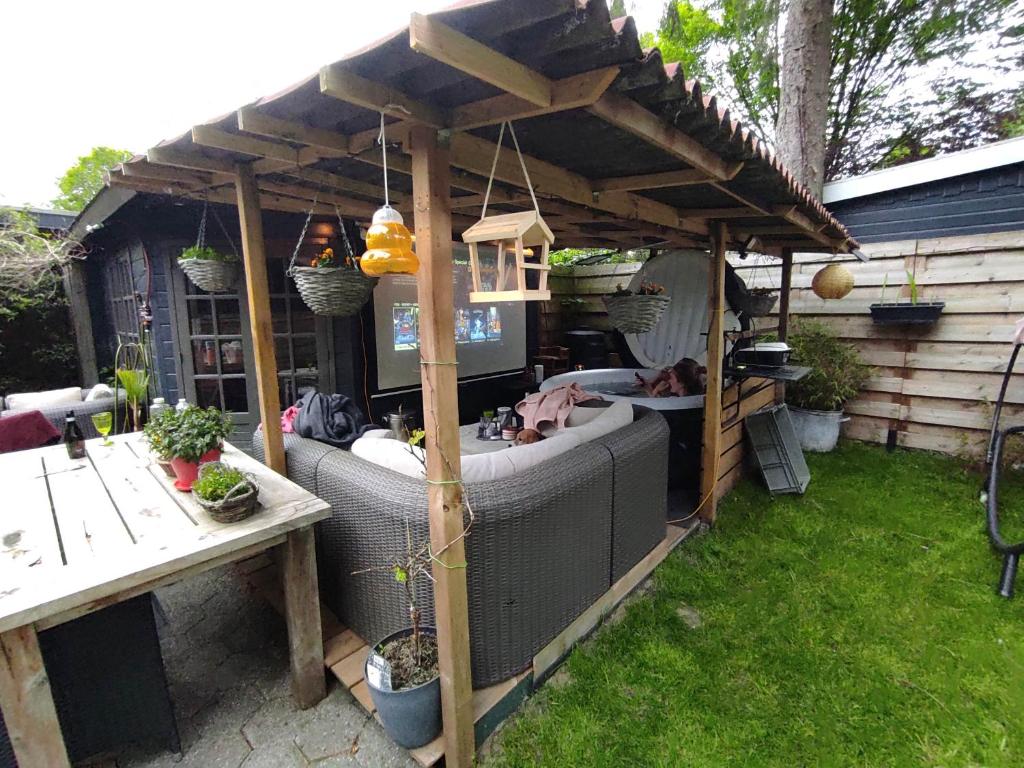 Zahrada ubytování "Tempat Senang" chalet on the beautiful Veluwe with airco sauna bbq jacuzzi beamer and dog