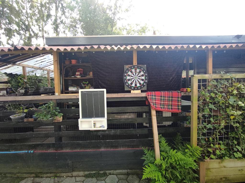 Zahrada ubytování "Tempat Senang" chalet on the beautiful Veluwe with airco sauna bbq jacuzzi beamer and dog