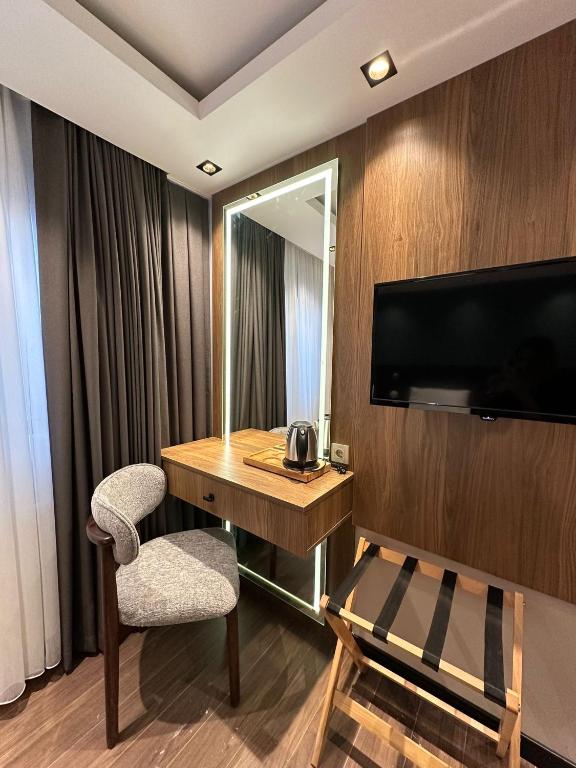 TV a/nebo společenská místnost v ubytování Marlon Hotel