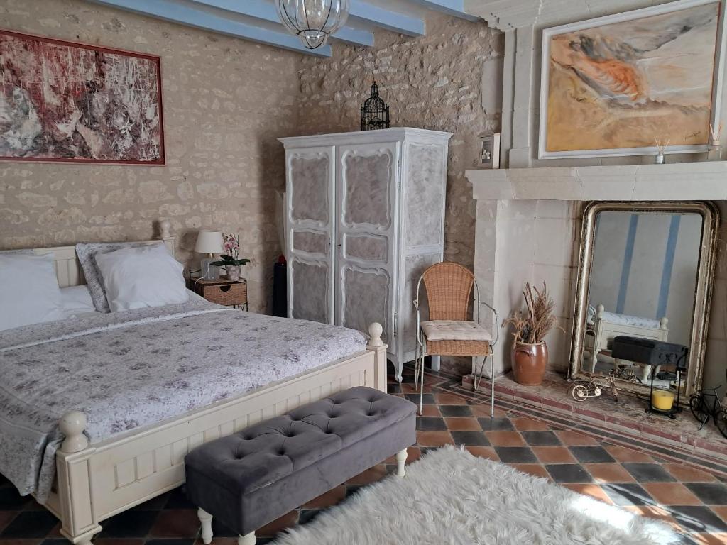 1 dormitorio con 1 cama grande y espejo en Domaine de la Rose, en Vaudelnay